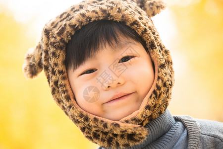 乐趣人的头部童年小男孩在户外玩耍图片