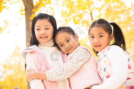 健康的秋天彩色图片欢乐的小女孩在户外玩耍图片