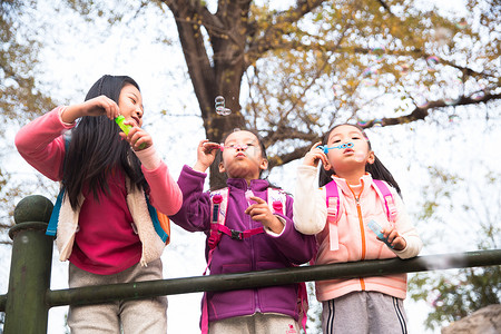 小学生在户外玩耍图片