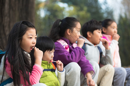 亚洲人小学生度假可爱的男孩女孩在户外玩耍图片