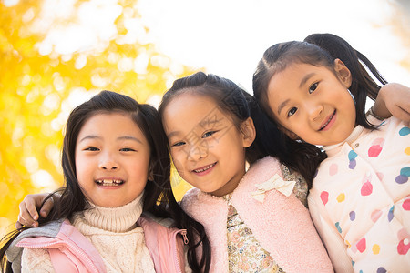 东亚北京度假欢乐的小女孩在户外玩耍图片