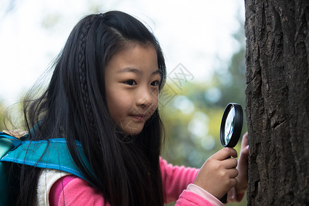科学半身像人欢乐的小女孩在户外玩耍图片
