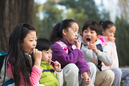 亚洲4岁到5岁伙伴可爱的男孩女孩在户外玩耍图片