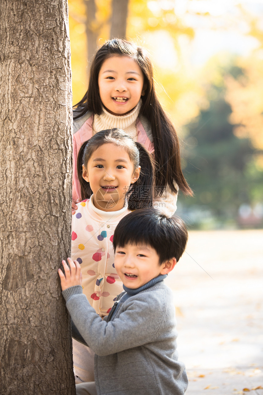 姐妹垂直构图三个人欢乐的男孩女孩在户外玩耍图片