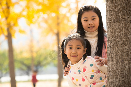 相伴乐趣两个可爱的小女孩在户外玩耍图片