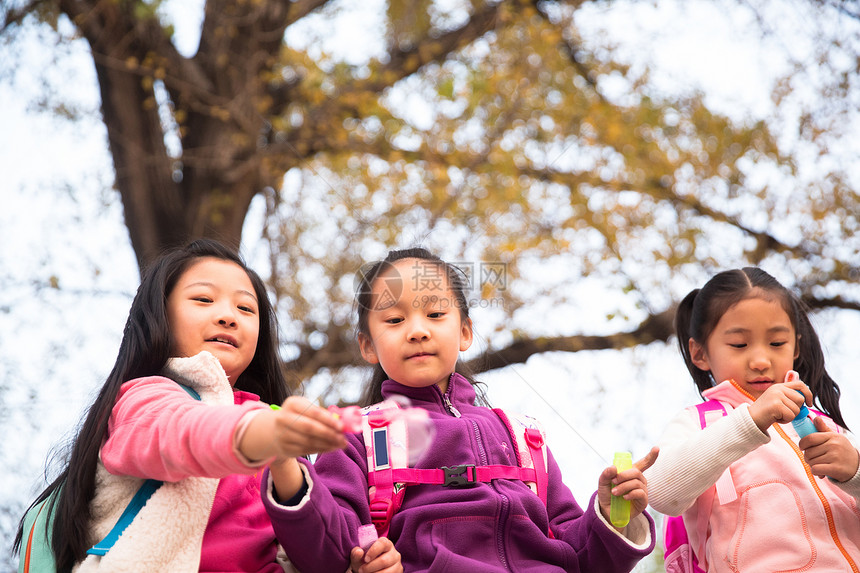 小学生在户外玩耍图片