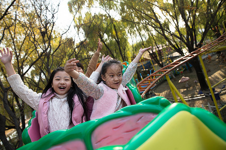 欢乐小学生可爱的男孩女孩坐过山车图片