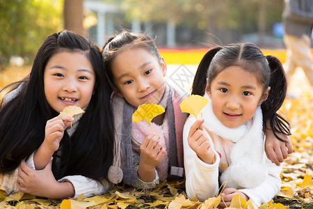 亚洲快乐公园可爱的男孩女孩在户外玩耍图片