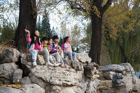 北京周末游幸福朋友彩色图片可爱的男孩女孩在户外玩耍背景