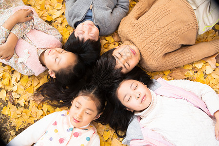 伙伴亚洲人北京可爱的男孩女孩躺在地上图片