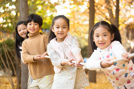 自由玩高兴的小学生在拔河比赛图片