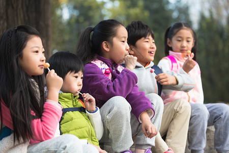 树亚洲人童年可爱的男孩女孩在户外玩耍图片