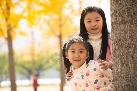 户外活动4岁到5岁郊游两个可爱的小女孩在户外玩耍图片