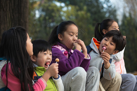 活力白昼天真可爱的男孩女孩在户外玩耍图片