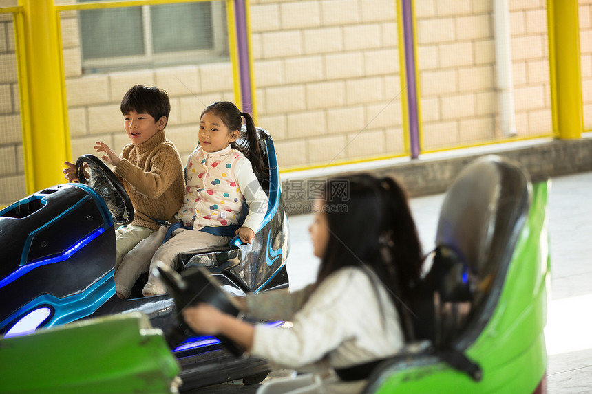 水平构图可爱的休闲活动小学生在游乐场玩耍图片