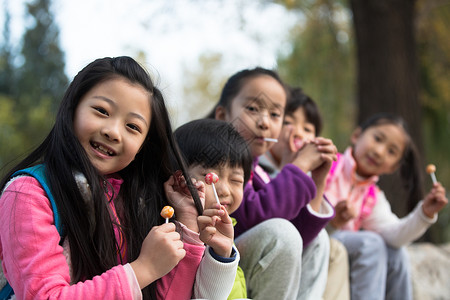 5到6岁幸福小学生可爱的男孩女孩在户外玩耍图片