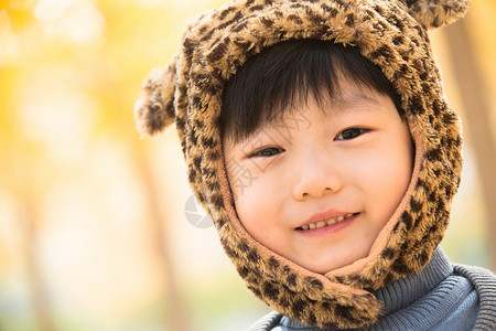 人的头部活力人小男孩在户外玩耍图片