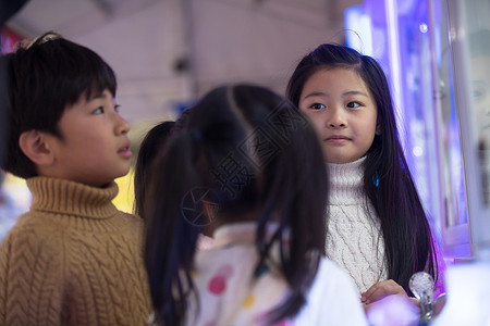 童年游乐园幸福男孩女孩在游戏厅玩耍图片