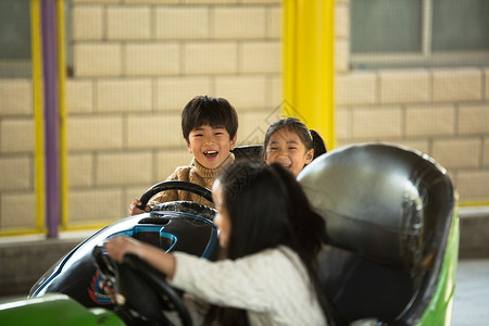 小孩在车里安全儿童公园小学生在游乐场玩耍背景