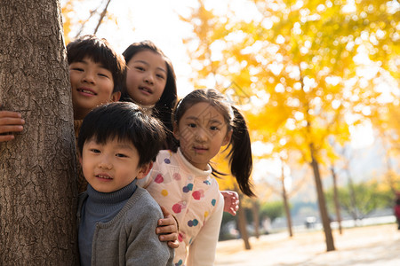 5到6岁纯洁人欢乐的男孩女孩在户外玩耍图片