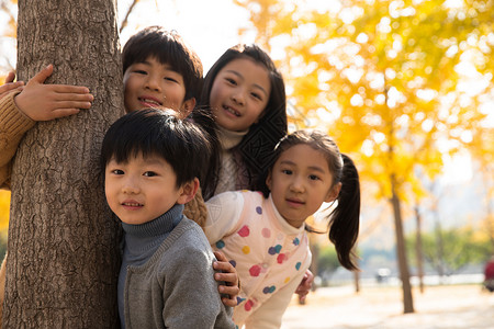 亚洲人幸福躲藏欢乐的男孩女孩在户外玩耍图片
