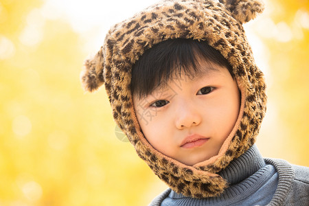 休闲装愉悦现代小男孩在户外玩耍图片