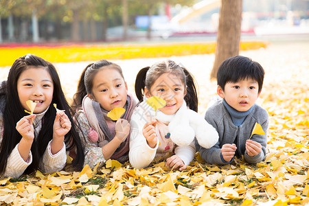 白昼树叶亚洲人可爱的男孩女孩在户外玩耍图片