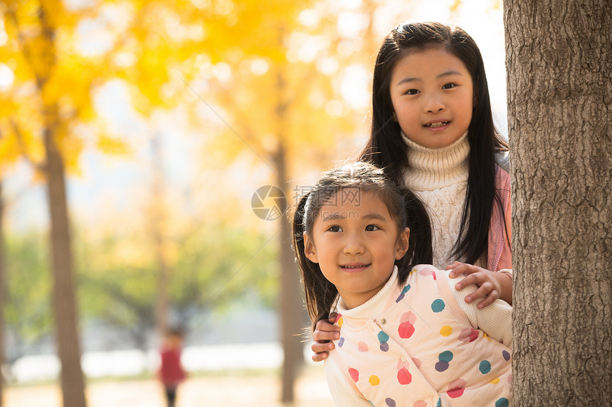 东方人乐趣姐妹两个可爱的小女孩在户外玩耍图片