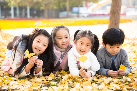 户外活动5到6岁北京可爱的男孩女孩在户外玩耍图片