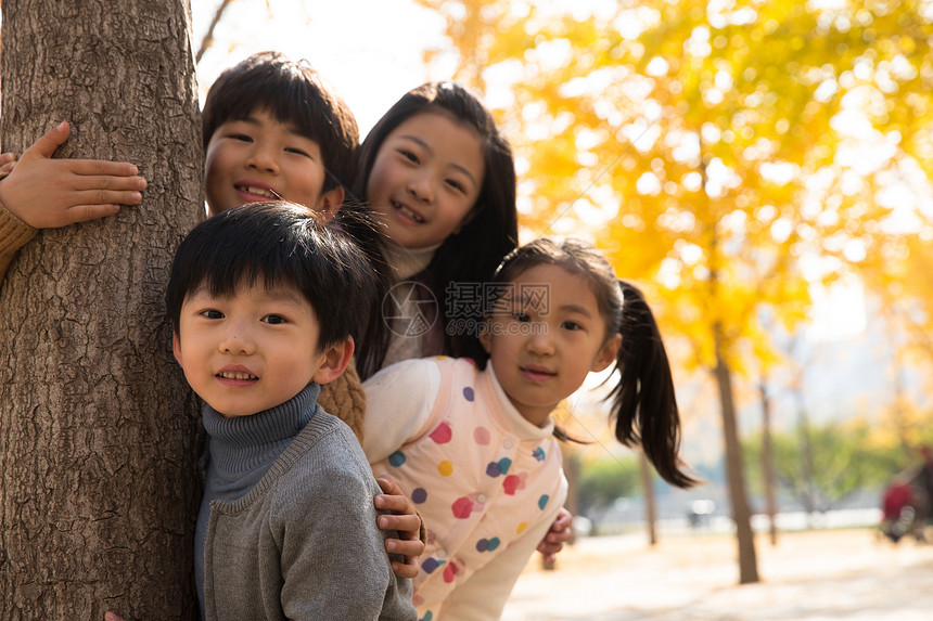 幸福可爱的郊游欢乐的男孩女孩在户外玩耍图片