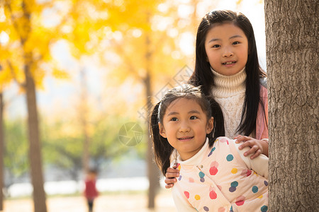 高兴的童年表现积极两个可爱的小女孩在户外玩耍图片