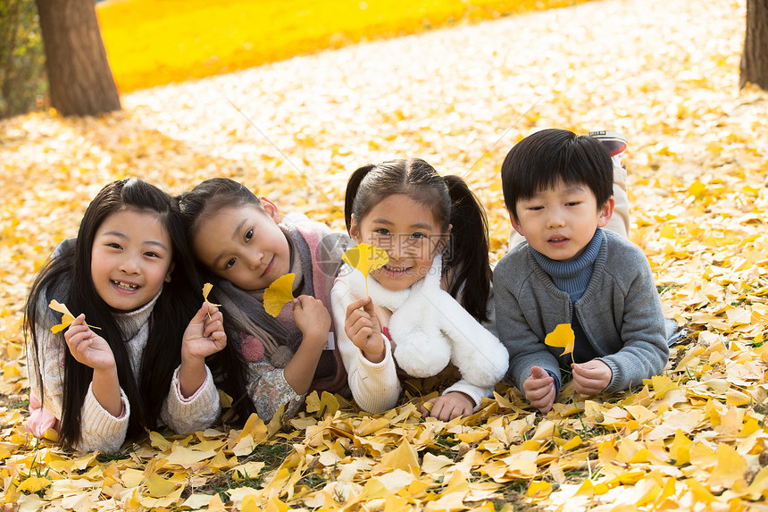 表现积极周末活动秋天可爱的男孩女孩在户外玩耍图片