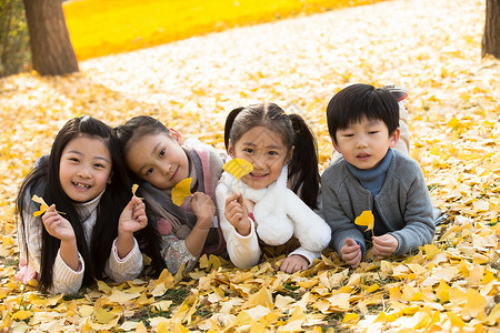 表现积极周末活动秋天可爱的男孩女孩在户外玩耍图片