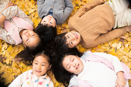 秋游小学生相伴可爱的男孩女孩躺在地上图片