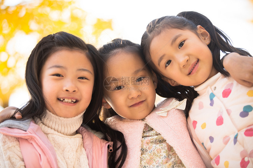 享乐北京童年欢乐的小女孩在户外玩耍图片