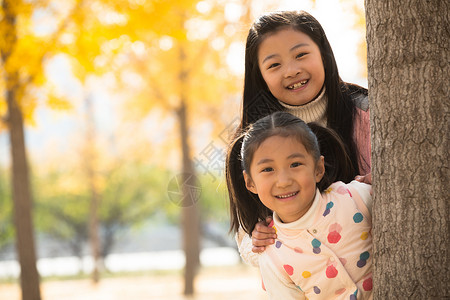 度假姐妹小学生两个可爱的小女孩在户外玩耍图片