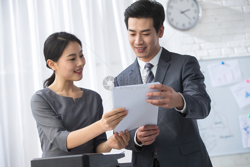 户内水平构图亚洲人青年商务男女在办公图片