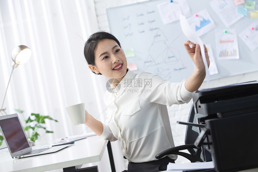 人25岁到29岁亚洲人青年商务女人在办公图片
