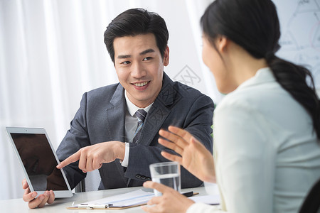 沟通白昼现代青年商务男女在办公图片