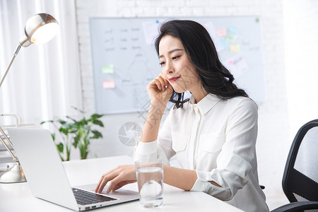 亚洲人电子商务青年商务女人使用笔记本电脑办公图片