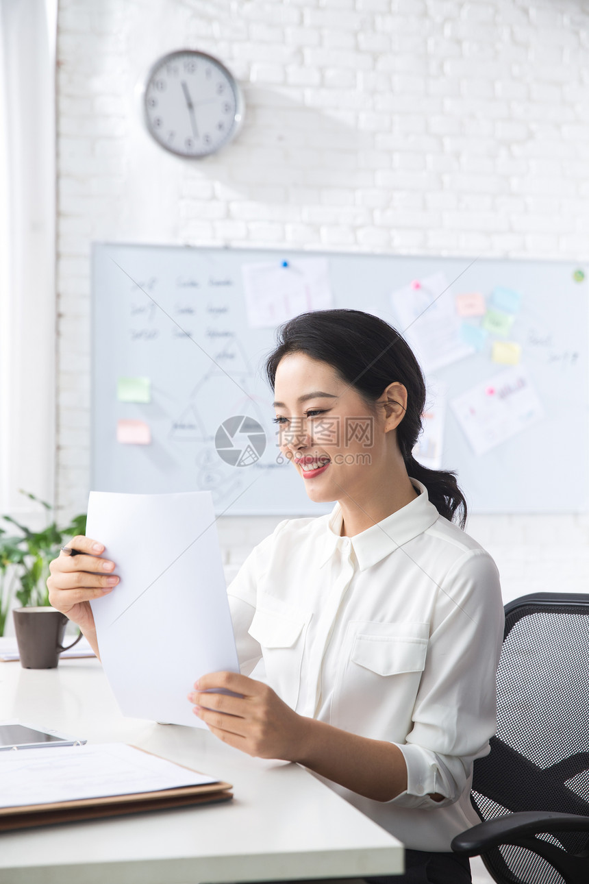 青年商务女人在办公图片