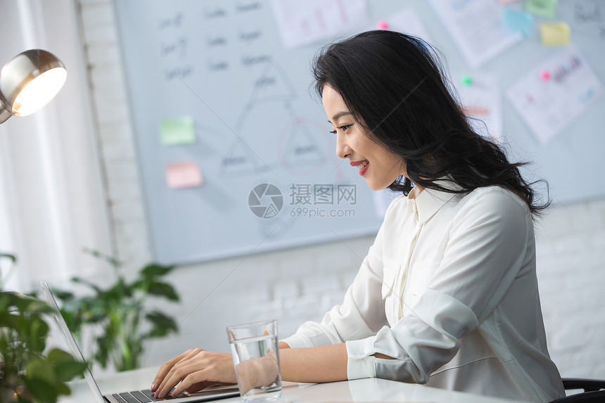 户内亚洲公司企业青年商务女人使用笔记本电脑办公图片