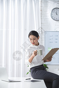 活力东亚专业人员青年商务女人使用笔记本电脑办公图片