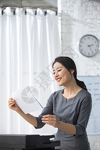 摄影户内东亚青年商务女人在办公图片