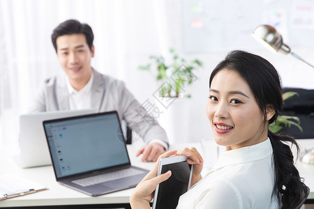 彩色图片平板电脑电子商务青年商务男女在办公图片