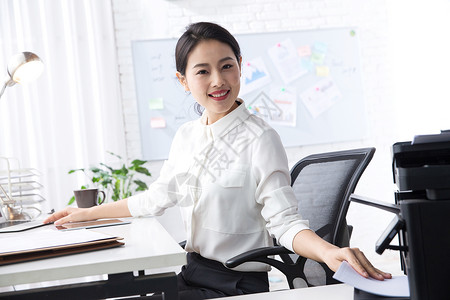 笔记本电脑水平构图亚洲人青年商务女人在办公图片