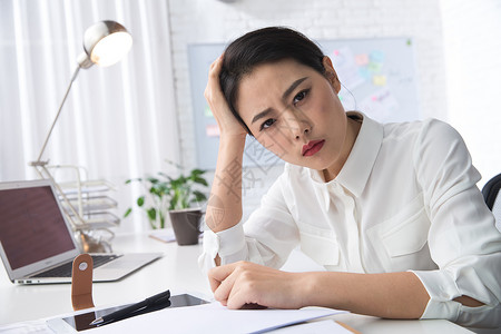 办公室职员东方人青年商务女人在办公图片