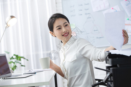亚洲无线电技术复印机青年商务女人在办公图片