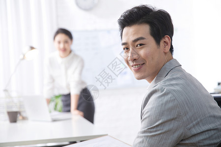 轻松东亚满意青年商务男女在办公图片