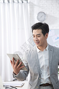 办公室职员亚洲白领青年商务男人拿着平板电脑办公图片